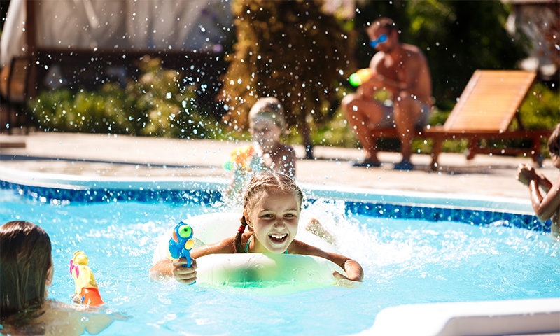 As piscinas merecem atenção especial: faça a manutenção preventiva no sistema de filtragem e nos ralos antissucção para a segurança das crianças