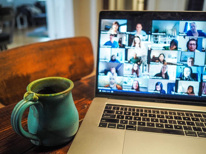 Assembleias on-line contam com mais adesão dos condôminos / Autor: Chris Montgomery / Fonte: Unsplash