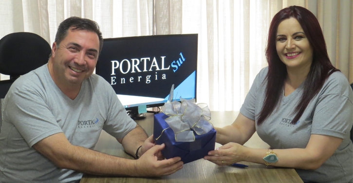 Comemorando em maio 12 anos de atuação oferecendo soluções na área elétrica para o setor de condomínios os empresários Andres Martinez e Néia Lehmkuhl, da Portal Sul Energia, festejam o aniversário da empresa com presente para os condomínios