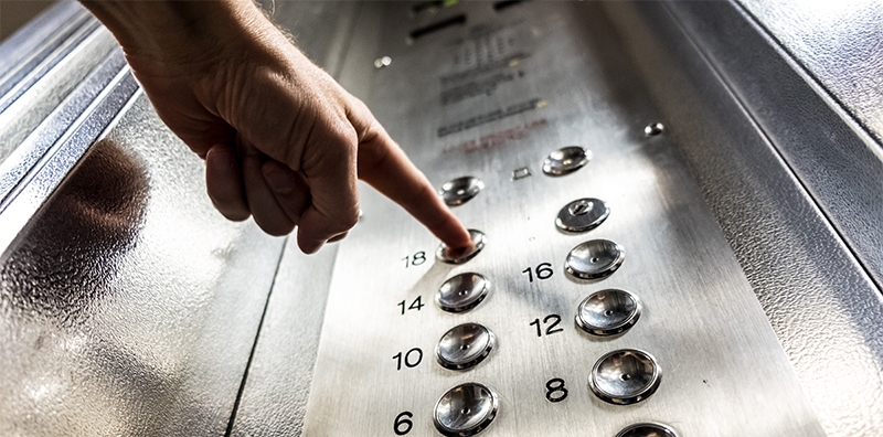 Condomínio deve indenizar moradoras e visitantes que ficaram presos em elevador