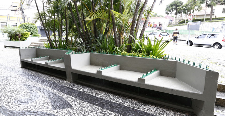Condomínio instala banco “antimendigo” em calçadão e é notificado pela Prefeitura