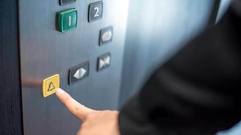 Faxineiro de condomínio que caiu em elevador tem indenização aumentada