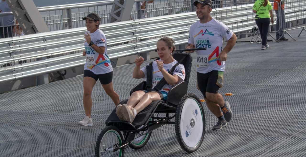 O Instituto IPE - Inclusão pelo Esporte, apoiado pela ACGB-SC, participou da 1ª Corrida da Ponte Hercílio Luz, em celebração à reabertura da ponte. O IPE trabalha com o desenvolvimento de ações para estimulação de pessoas com limitações físicas a praticar atividades esportivas.