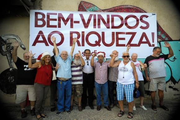 Condôminos voltam a prédio após explosão em 2011