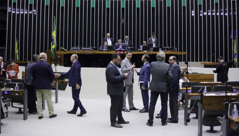 Câmara aprova urgência para projeto sobre mudança de destinação de imóvel em condomínio