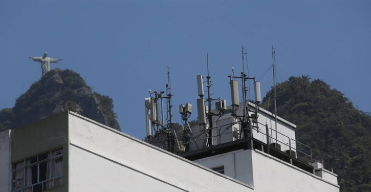 Antenas de celular no topo de prédio em Botafogo - Custódio Coimbra / Agência O Globo
