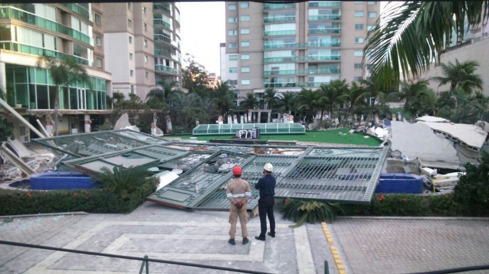 Área de lazer de condomínio de luxo desaba sobre garagem subterrânea