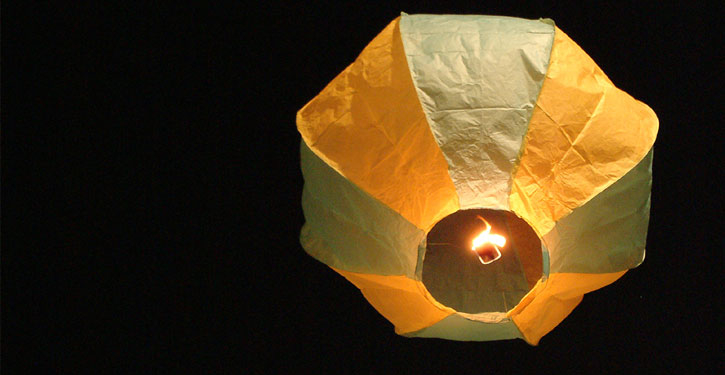 Balão cai sobre casa em condomínio fechado
