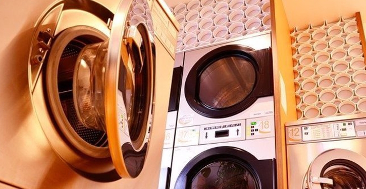 Lavanderias ficam abertas em prédios de apartamentos pequenos