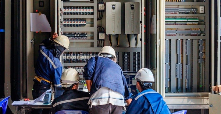 Síndicos devem observar sinais como quedas de energia em horários de pico e disjuntores desarmando constantemente. Foto Freepik