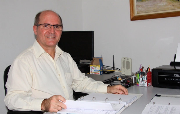 O síndico Sérgio Barreto investiu em lâmpadas de LED e torneiras de pressão para diminuir o consumo de energia e água 