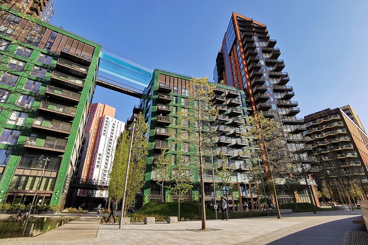  Piscina de acrílico transparente fixada entre dois blocos de apartamentos em Embassy Gardens, em Londres 