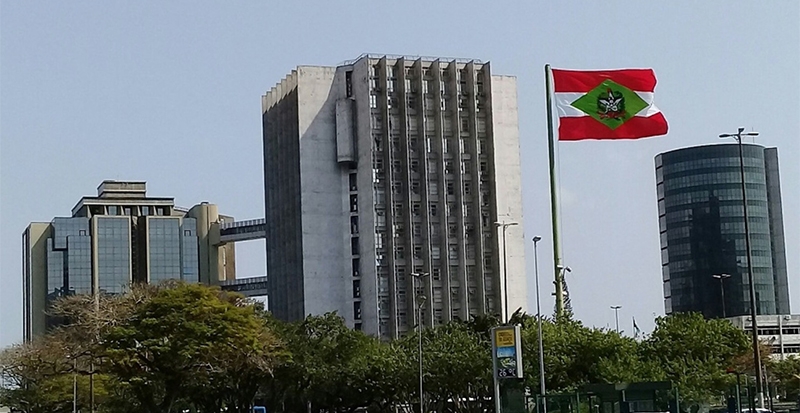 Dívida de taxa condominial permite penhora de imóvel alienado, decide TJSC