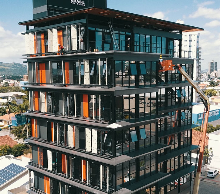 Edifício de oito pavimentos é construído em apenas 100 dias em SC