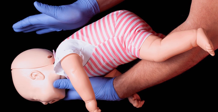 Primeiros socorros: ação de porteiro salva vida de bebê em condomínio de São José