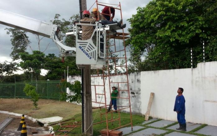 Homem fica pendurado em poste após levar choque elétrico em condomínio