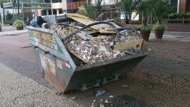 Caçambas de entulho podem camuflar obras irregulares