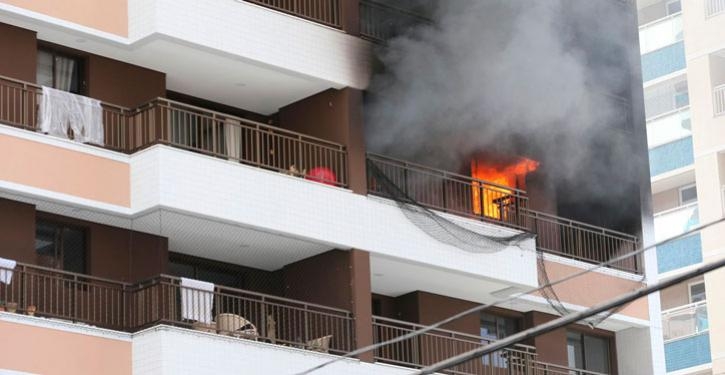 O abandono de um edifício deve ser feito pelas escadas, nunca pelo elevador