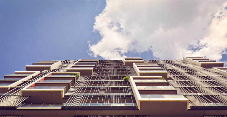 O lançamento de objetos dos prédios condominiais seja pela sacada, janelas e portas, ainda repercute situações desagradáveis