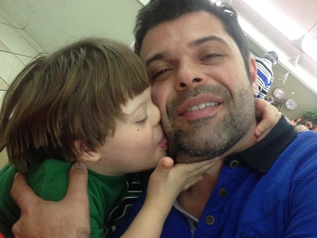 Mãe publica desabafo no Facebook após filho com Down ser discriminado