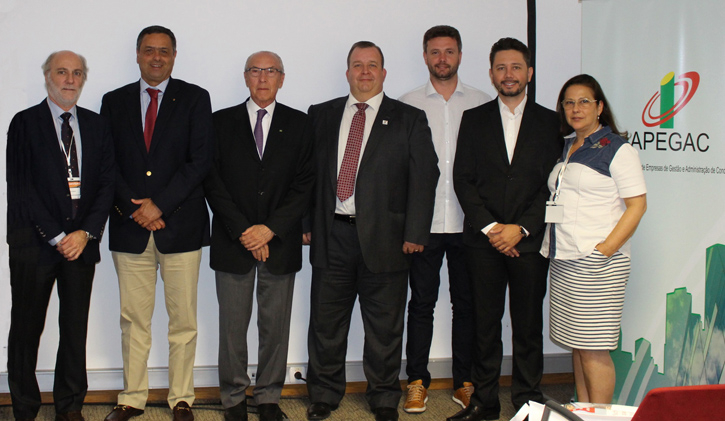 Luiz de Prado (Espanha), Pedro Carsalade (Abadi) e Pedro Wähmman (Secovi Rio), Fernando Portugal Cruz, (APEGAC) com Everton Pitz, Rodrigo Machado e Angela Dal Molin, no Painel Internacional sobre administração de condomínios, na Condexpo.