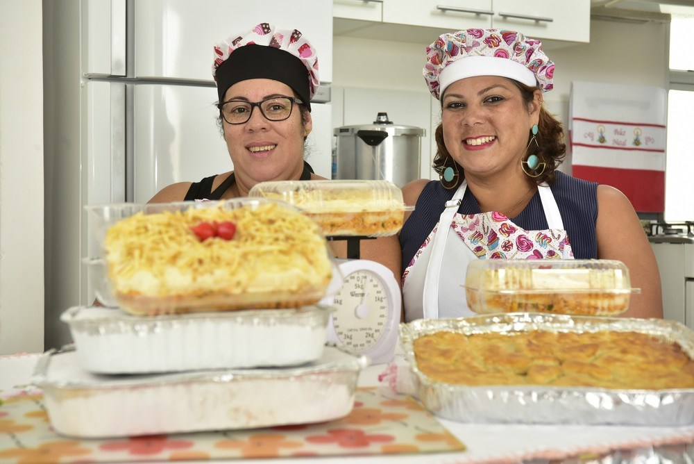 Alessandra de Oliveira (azul escuro) e Silvana de Oliveira (preto), fazem e vendem tortas, empadões e lasanhas no condomínio onde moram (Foto: Edson Chagas/ A Gazeta)